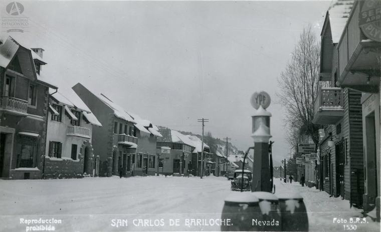 Calle Mitre nevada, con el surtidor de YPF