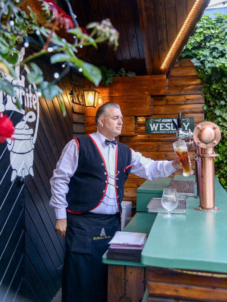 Mozo tirando cerveza en la barra del Biergarten