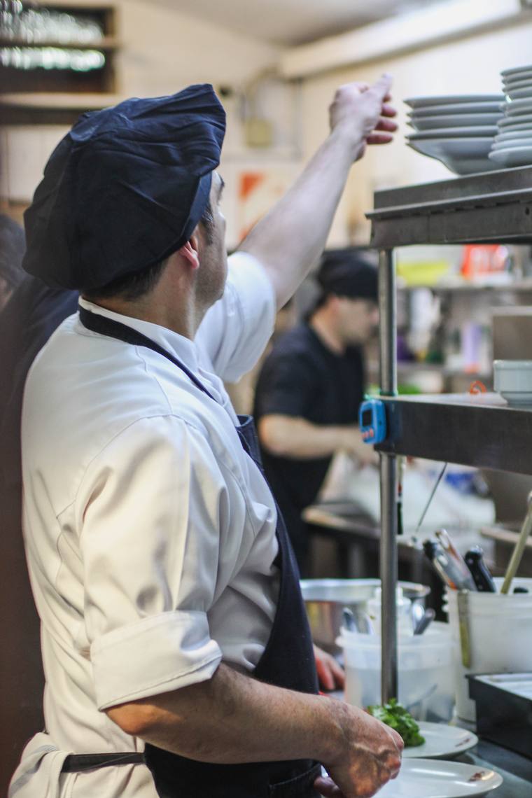 Cocinero sirviendo en la cocina