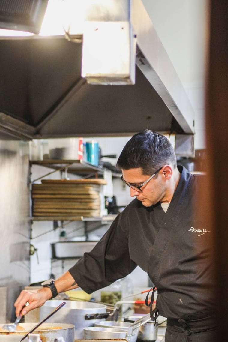 Cocinero trabajando en la plancha