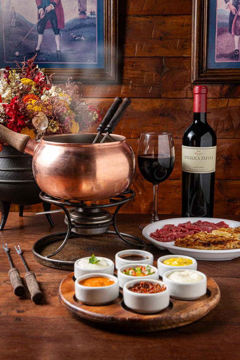 Fondue chinoise en olla de cobre con salsas