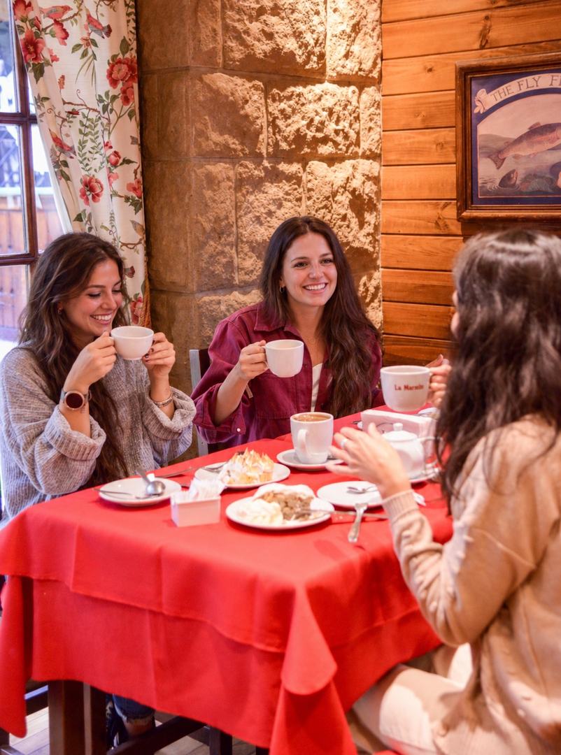 Dos amigas tomando el té en el salón