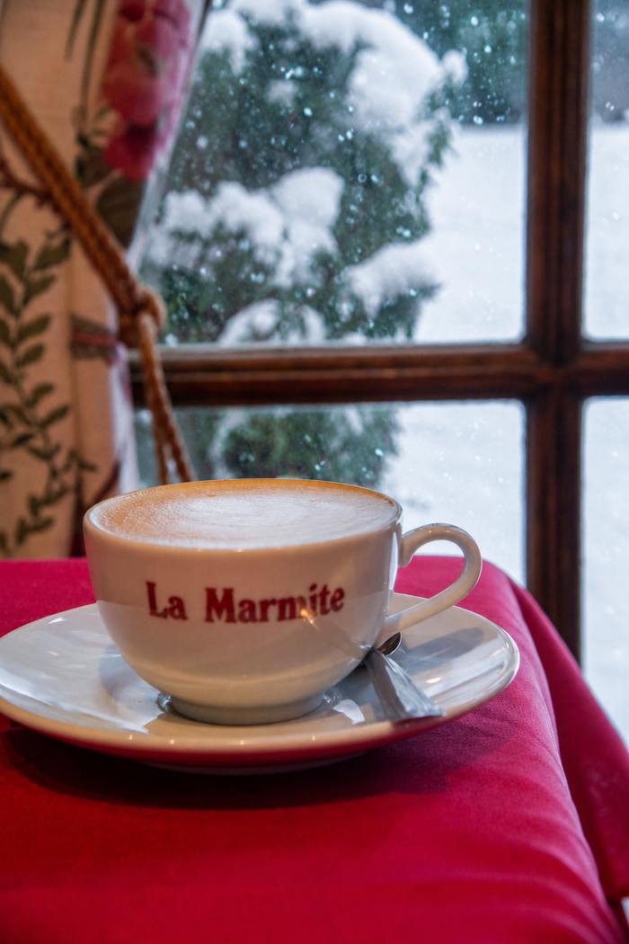 Café con leche junto a la ventana nevada